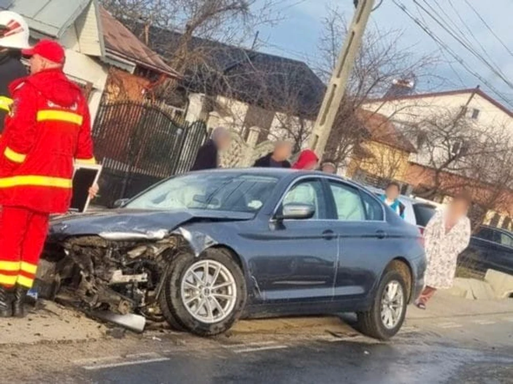 Mașina șefului DSVSA a suferit avarii considerabile FOTO: martor 