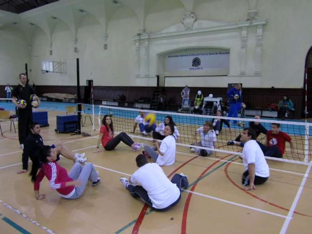 
    Sitting volley, un sport nou in Romania  