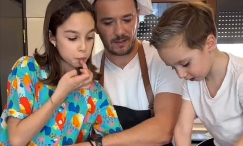 Dan Cruceru (42 de ani) aka Taticool Chef își face de cap în bucătărie și nu mai poate de drag când își vede cei doi copii, pe Dan Christian (5 ani) și Sophia (12 ani) fericiți, sătui și mulțumiți!   
