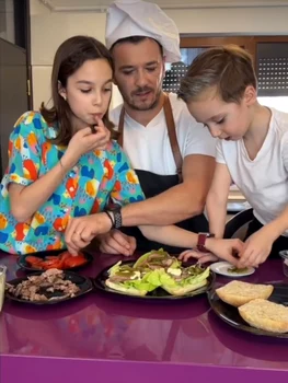 Dan Cruceru (42 de ani) aka Taticool Chef își face de cap în bucătărie și nu mai poate de drag când își vede cei doi copii, pe Dan Christian (5 ani) și Sophia (12 ani) fericiți, sătui și mulțumiți!