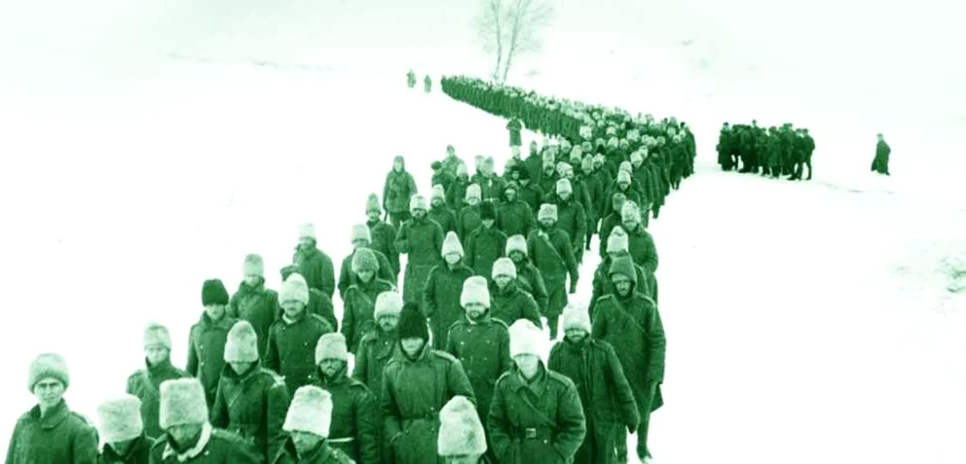 Coloană de soldaţi români căzuţi în prizonierat la Stalingrad FOTO Corbis/Historia