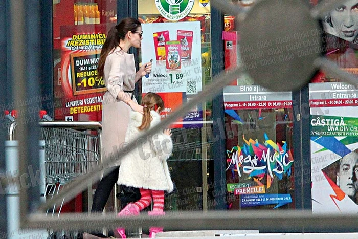 Fetiţa lui Irinel Columbeanu şi a Monicăi Gabor stă cu ochii în tabletă chiar şi când urcă scările (Fotografii: lexar)