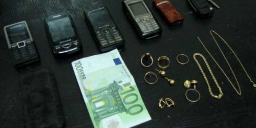 Bijuteriile şi telefoanele mobile au fost găsite la hoţi