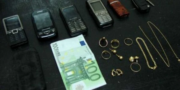 Bijuteriile şi telefoanele mobile au fost găsite la hoţi