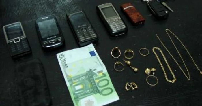 Bijuteriile şi telefoanele mobile au fost găsite la hoţi