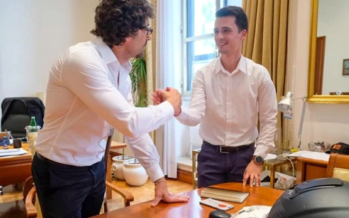 Emanuel (dreapta) a fost felicitat de ministrul Danilo Toninelli (stânga) FOTO: Arhivă personală