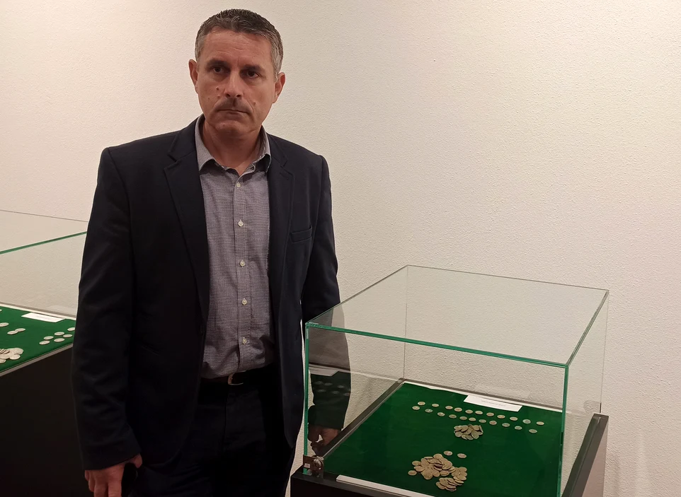 Csaba Kolozsvari a decoperit tezaurul de la Noșlac FOTO Adevărul