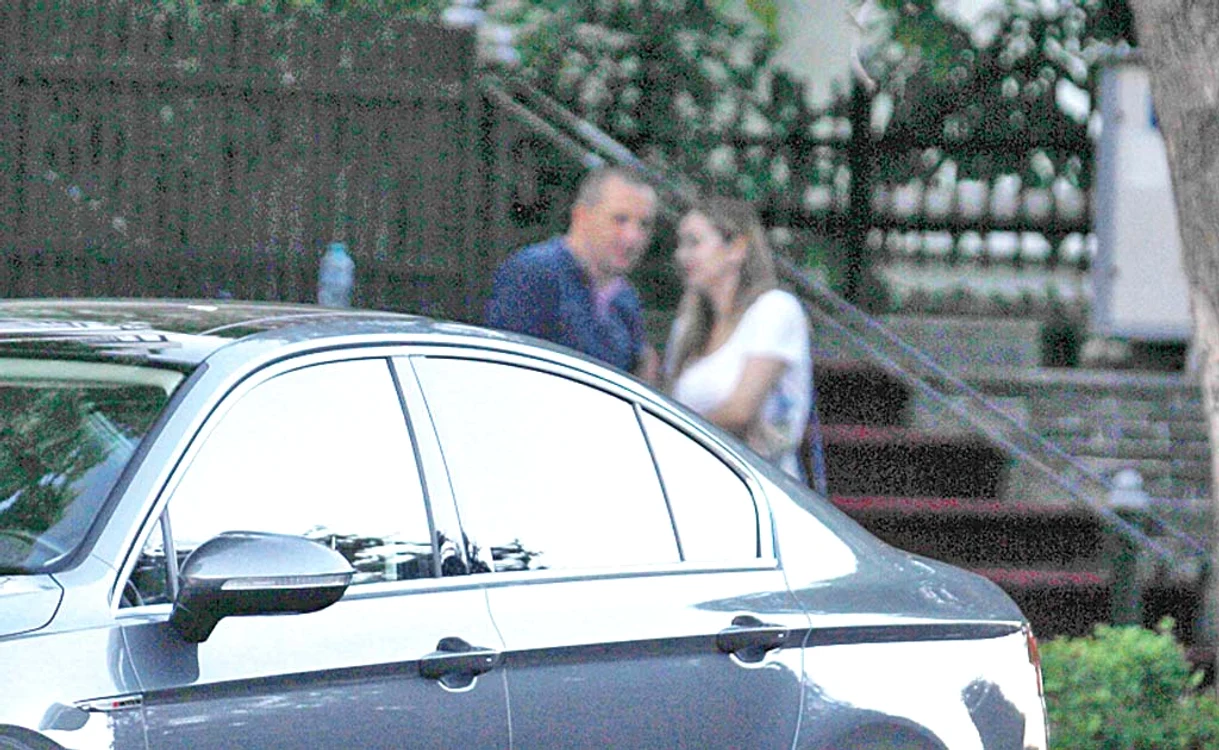 Irina Tănase și șoferul au fost surprinși în fața casei, în timp ce discutau