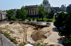 Morminte romane și ruinele unui apeduct, descoperite în timpul construcției unei parcări subterane (foto: Muzej grada Beograda)