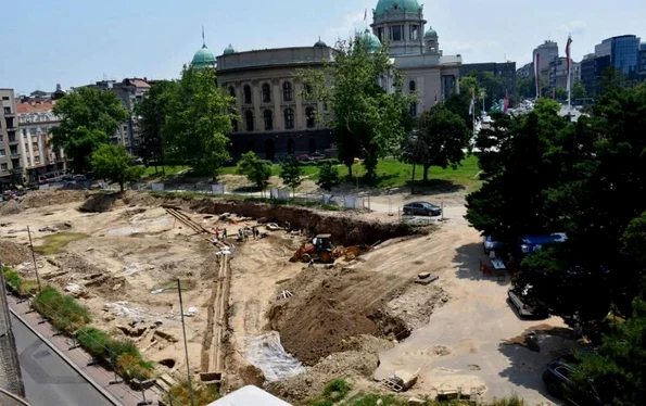 Morminte romane și ruinele unui apeduct, descoperite în timpul construcției unei parcări subterane (foto: Muzej grada Beograda)