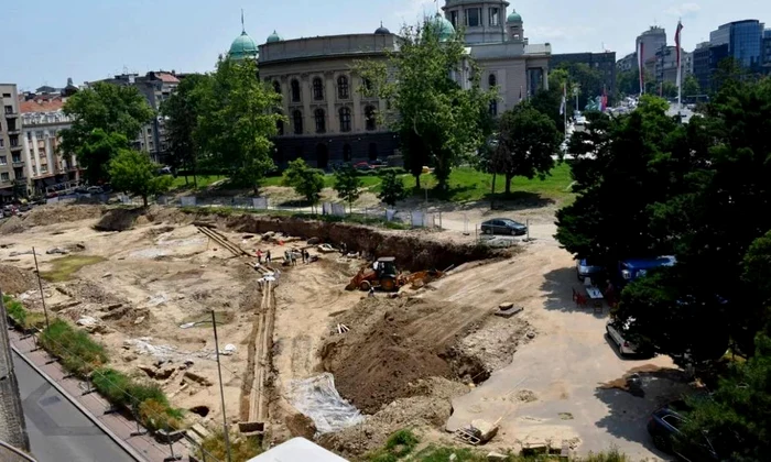 Morminte romane și ruinele unui apeduct, descoperite în timpul construcției unei parcări subterane (foto: Muzej grada Beograda)
