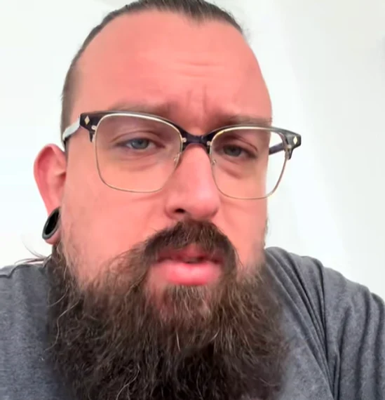 Reacţia unui american care mănâncă pentru prima dată şorici. FOTO: Captură Video/ TikTok