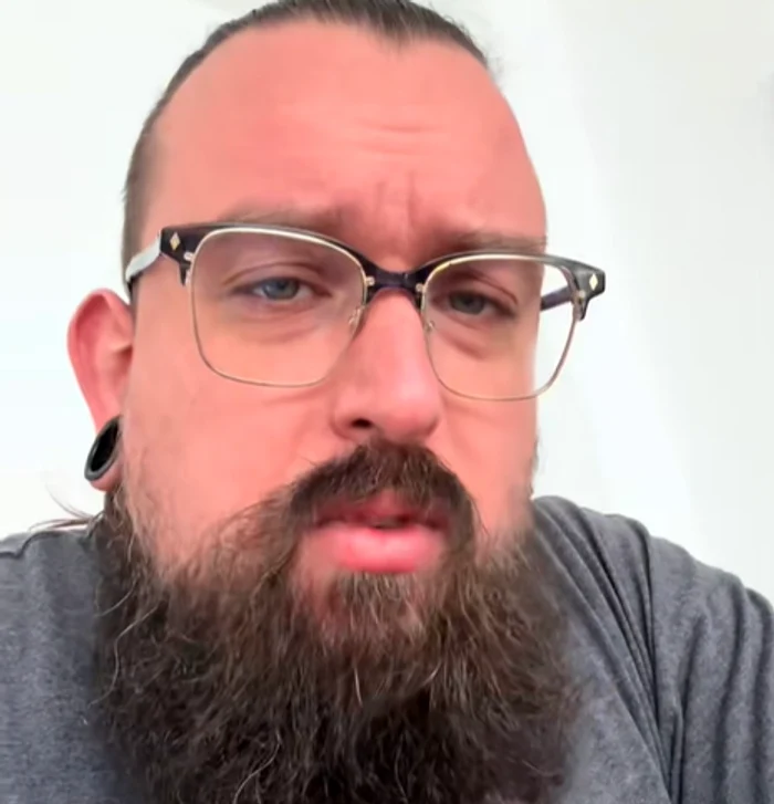 Reacţia unui american care mănâncă pentru prima dată şorici. FOTO: Captură Video/ TikTok