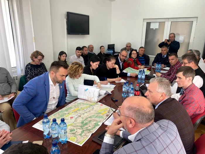 Aspect de la o întrunire ce viza obținerea acordului de mediu FOTO Prefectura Neamț
