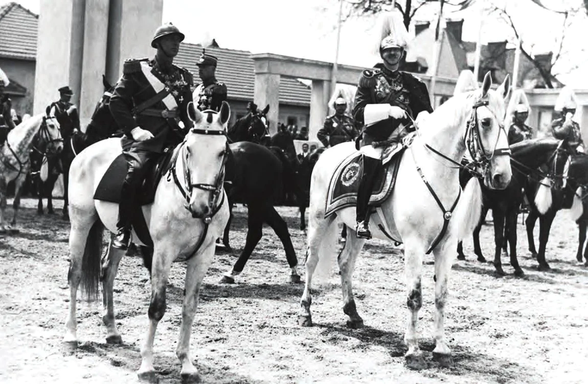 Regele Carol al II-lea (dreapta), la o paradă militară în Bucureşti, în mai 1935 