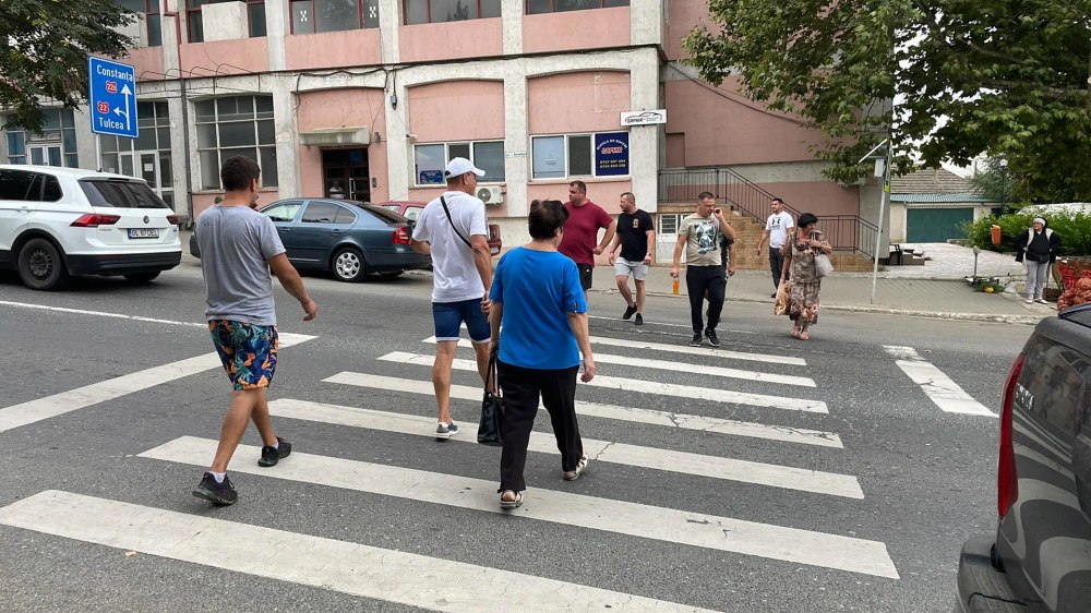 Protest pe trecerea de pietoni în orașul Măcin față de interzicerea parcării mașinilor în centrul orașului de către CNAIR 