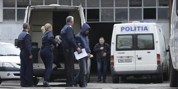 Doi cetăţeni brazilieni care au fost reţinuţi pentru transport de stupefiante sunt aduşi la Arestul Poliţiei Centrale în Bucureşti FOTO Inquam Photos / Octav Ganea