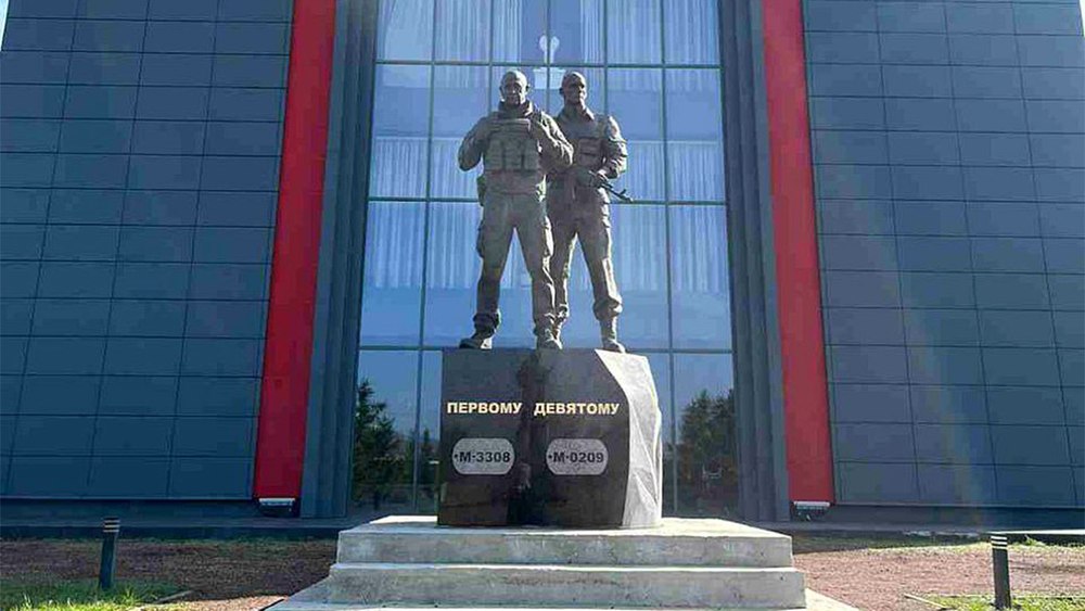 Mercenarii Grupului Wagner le-au făcut un monument liderilor lor, Evgheni Prigozhin și Dmitri Utkin