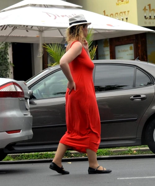 Oana Lis, într-o rochie care-i scoate şi mai mult în evidenţă sânii lăsaţiSursă foto:Alex Muscaliu/Click!