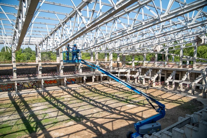 Primii muncitori pe șantierul patinoarului Flamaropol