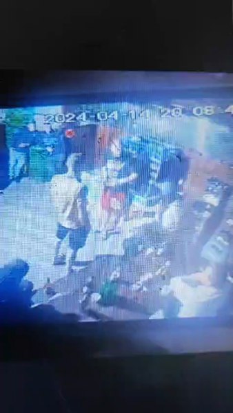 Bătaie între clienți, într-un local din Galați. Un bărbat lovește cu o sticlă doi tineri VIDEO