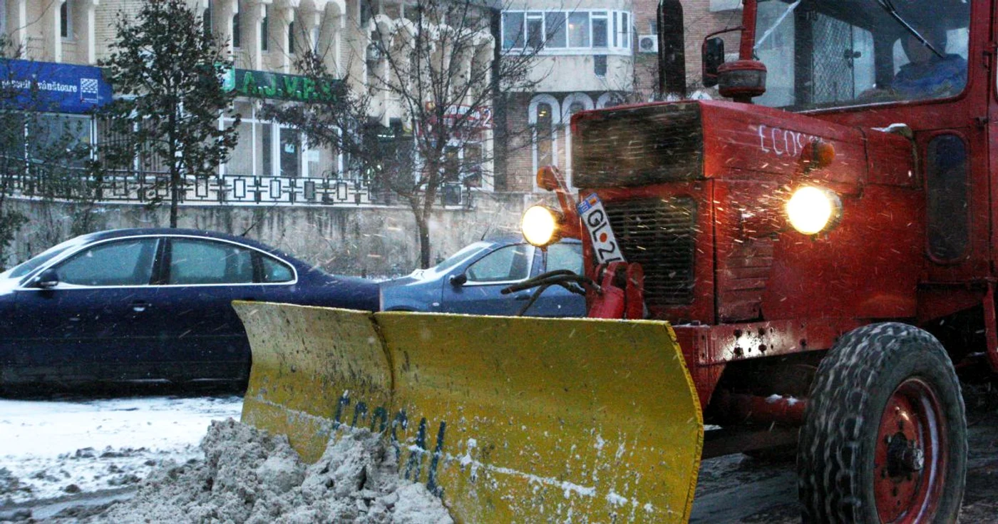 Tractoarele cu lamă ale Ecosal au fost scoase pe străzi încă de la prima ninsoare, anul trecut.