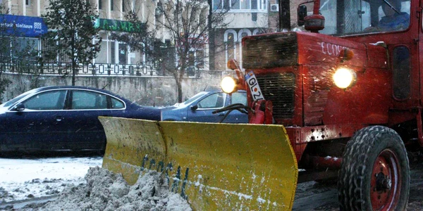Tractoarele cu lamă ale Ecosal au fost scoase pe străzi încă de la prima ninsoare, anul trecut.
