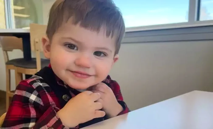 Un copil de doi ani a murit după ce a fost uitat de tatăl mai bine de opt ore în maşină.