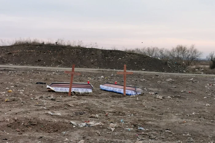 Sicriele au fost aduse şi abandonate pe câmp FOTO: Roşucin Utarb