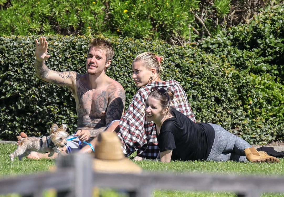 
    Justin Bieber și soția lui, Hailey Baldwin, au petrecut o zi întreagă alături de mama artistuluiFoto: Profimedia  