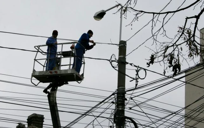 Echipele Enel lucrează pentru remedierea defecţiunilor