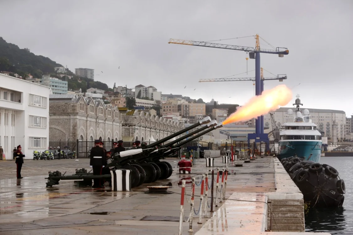 Au tras cu tunurile in onoarea Prinţului Philip. FOTO: Gettyimages