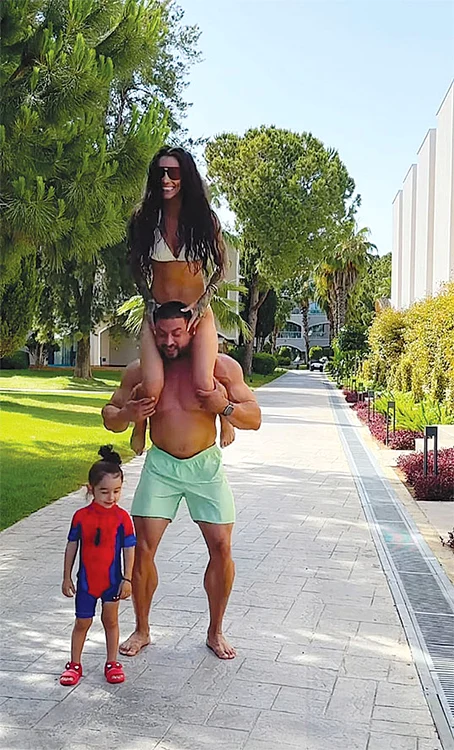 Roxana și Dragoș  s-au bucurat de o vacanță  alături de Zian, în Antalya