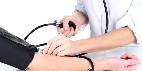 tensiune arteriala tensiometru medic pacient jpeg