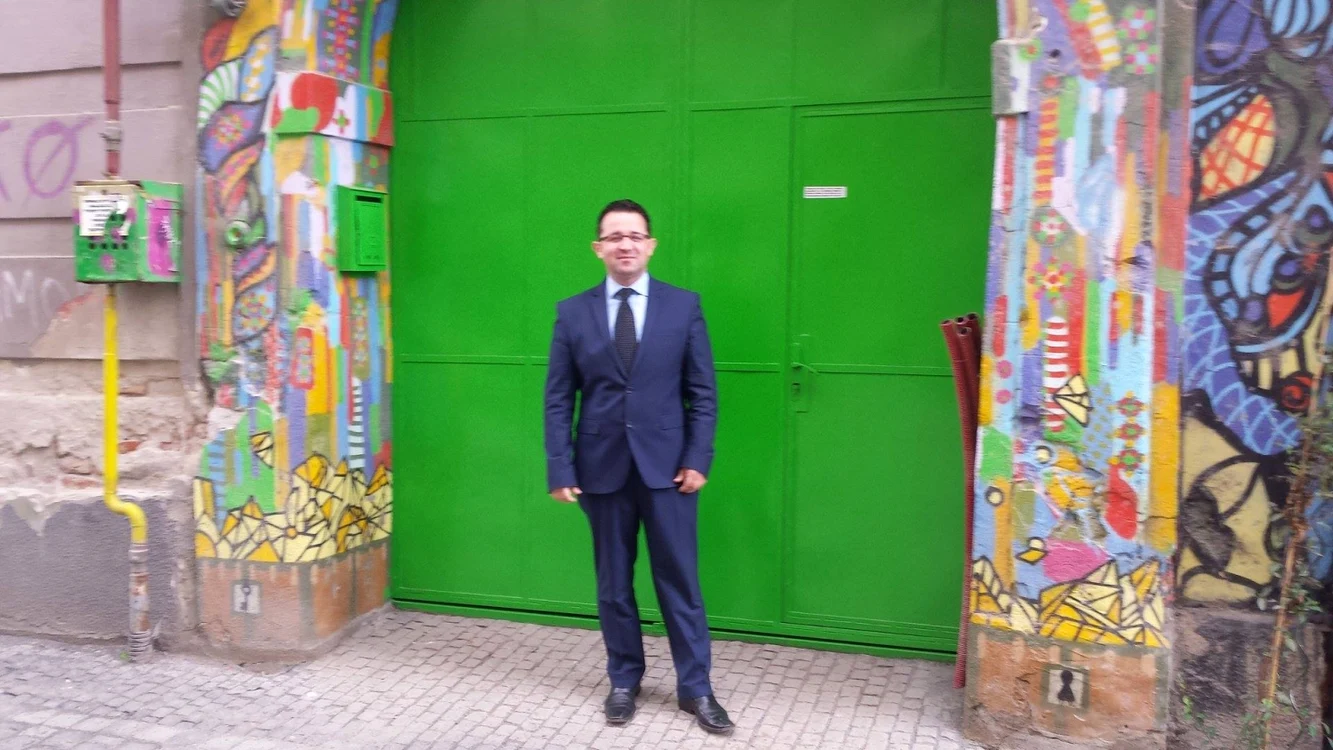 
    Şeful PMP Timişoara şi poarta buclucaşăFoto: "Adevărul"  