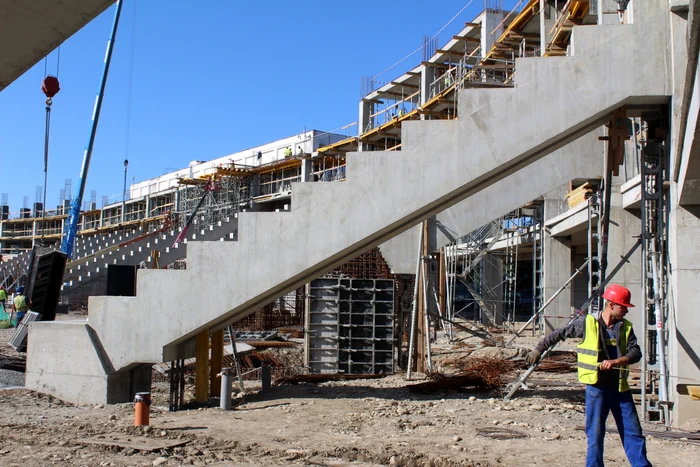 Muncitorii lucrează de zor la noua arenă