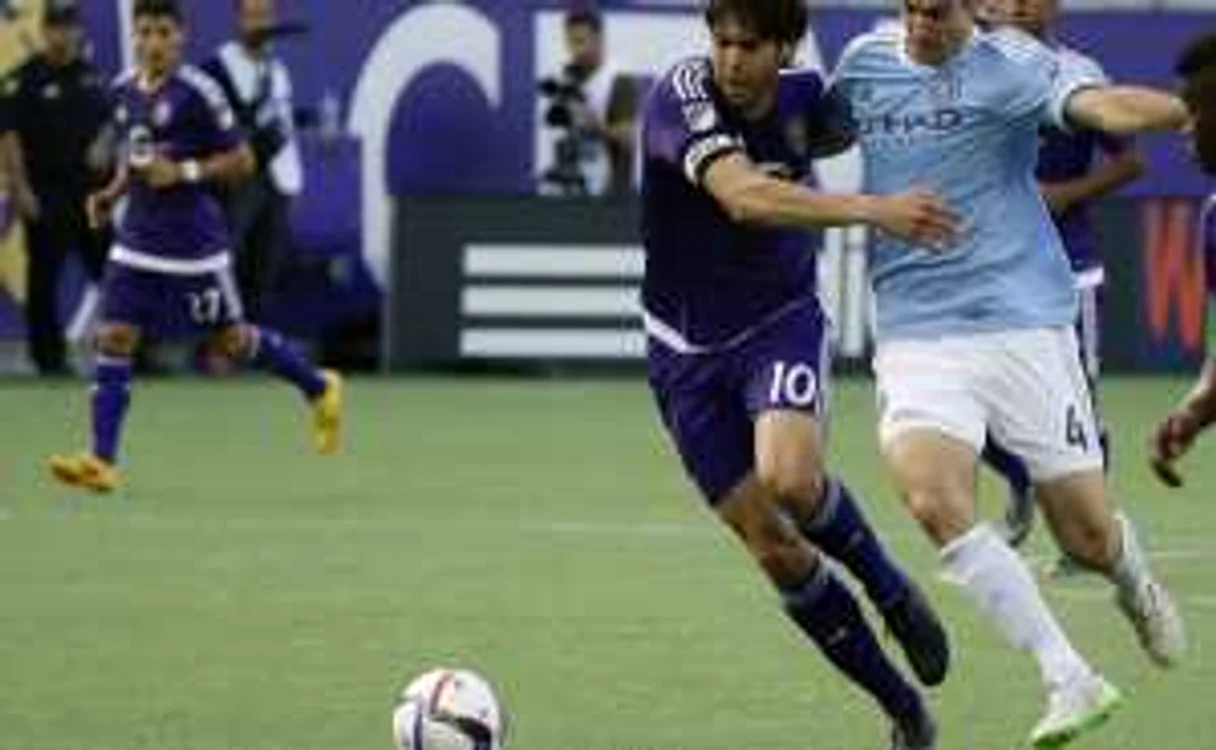 Kaka (stânga) s-a transferat la Orlando City în vara trecută, dar abia acum a debutat oficial la echipa americană Orlando City. FOTO: AP