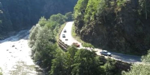 Pe defileul Văii Jiului se circulă în condiţii dificile