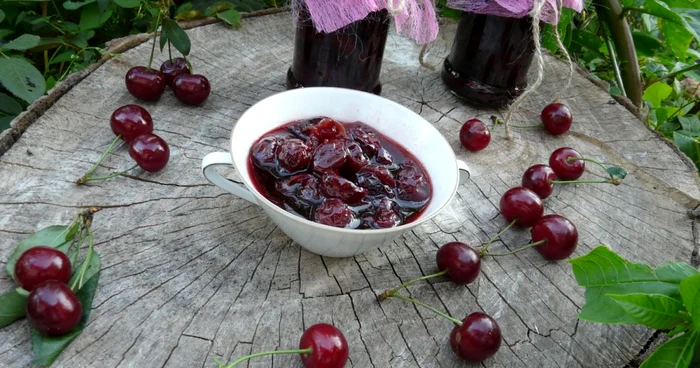 Dulceaţă vişine, un desert delicios Fotografii:cufarulcubucurii.wordpress.com