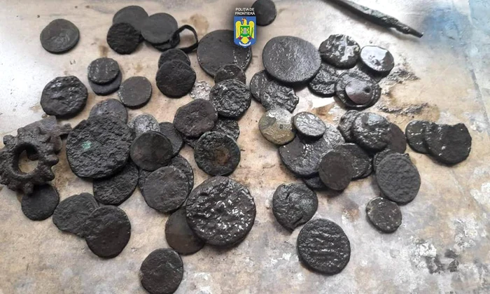 Jefuitori de situri arheologice în Dobrogea. Monede romane FOTO Poliția de Frontieră