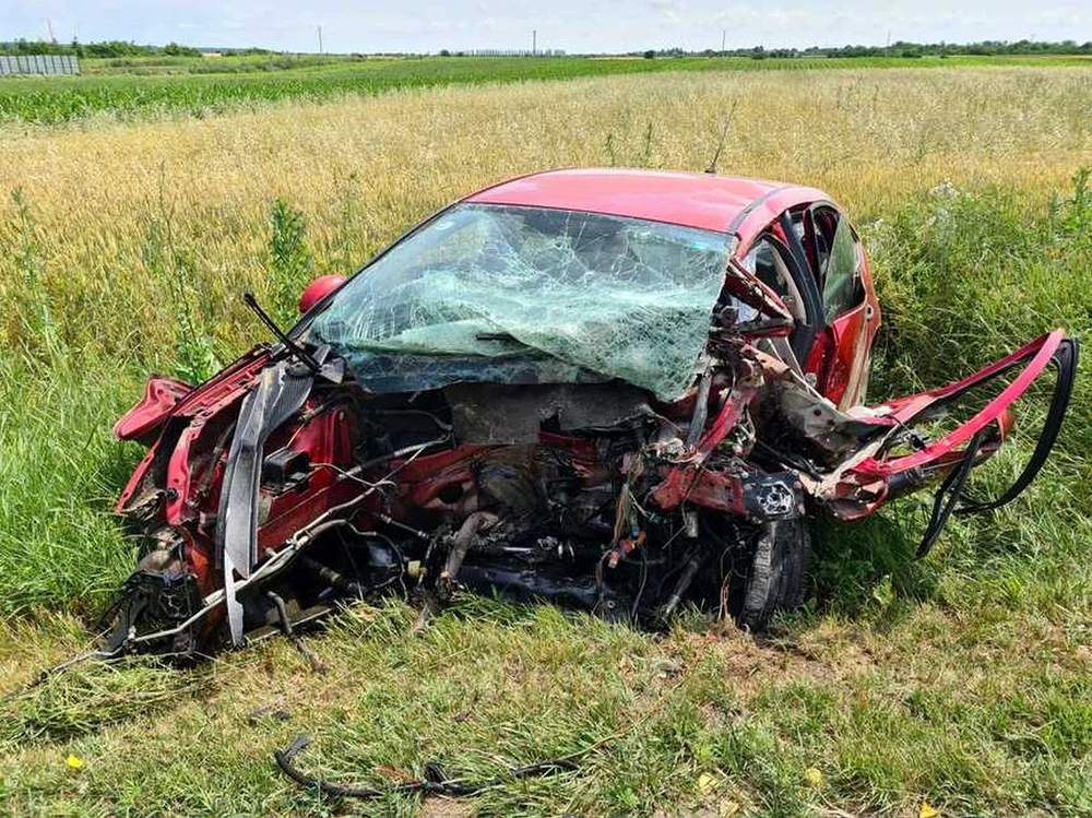 Așa arata mașina șoferului sinucigaș, după producerea accidentului / foto: ISU Prahova
