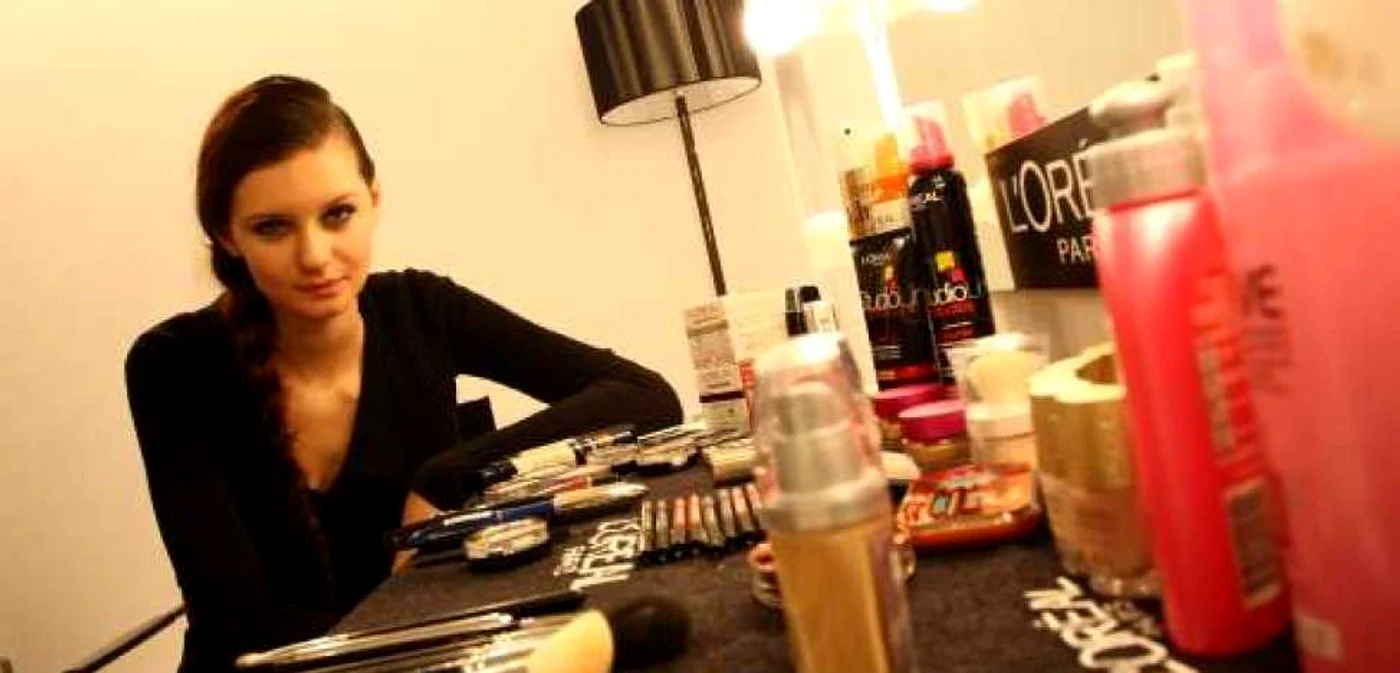 Fotomodelul Natalia Skorek, în culisele Festivalului de modă de la Madrid, după sesiunea de machiaj