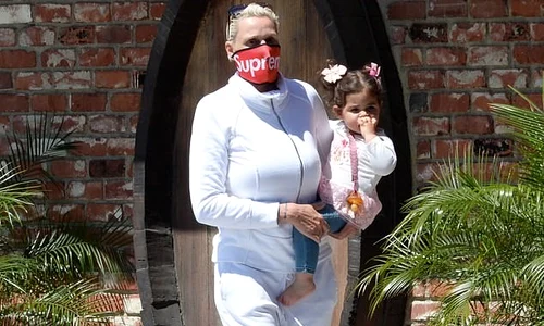 Brigitte Nielsen, 56 de ani, și a pus masca de fițe și a ieșit la limbare cu Frida  jpeg