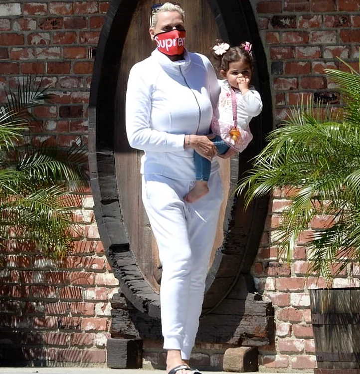 Brigitte Nielsen, 56 de ani, și-a pus masca de fițe și a ieșit la limbare cu Frida 