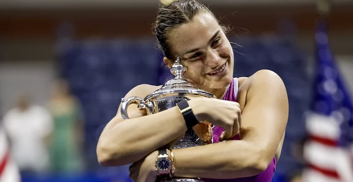 Aryna Sabalenka vrea să îmbrățișeze și un copil, nu numai trofee. Foto EPA EFE