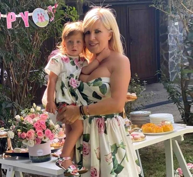 Elena Udrea și Eva s au asortat la ziua de naștere a micuței  jpeg