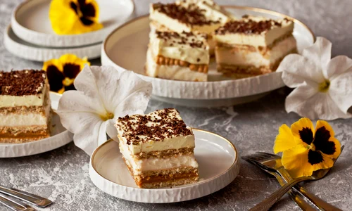 Prajitura cu biscuiti si crema de vanilie  Sursa foto shutterstock 1953822481 jpg