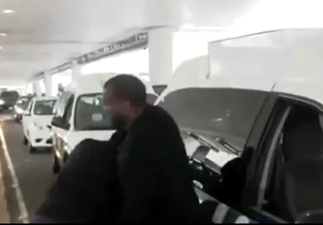 Kanye West a bruscat un reporter pe aeroport. (captură video)