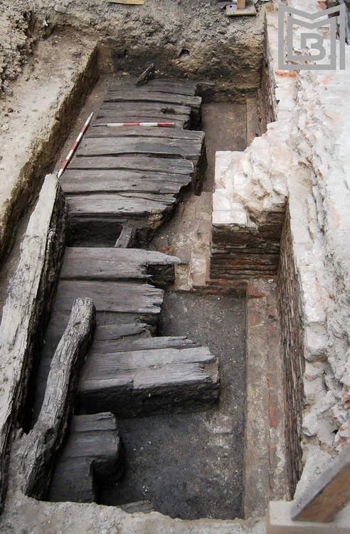 Strada de lemn identificată pe strada Gabroveni, lângă zidul Curţii Domneşti