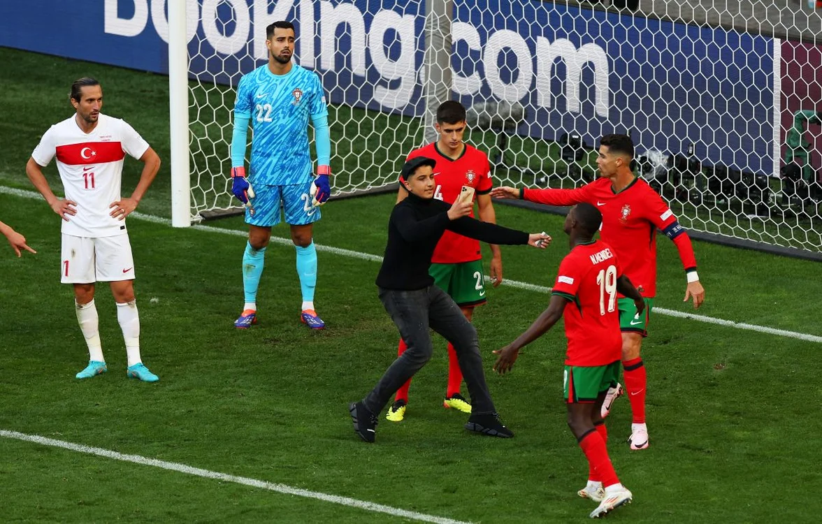 Cristiano Ronaldo a fost prins și în careu de un fan (FOTO: EPA)